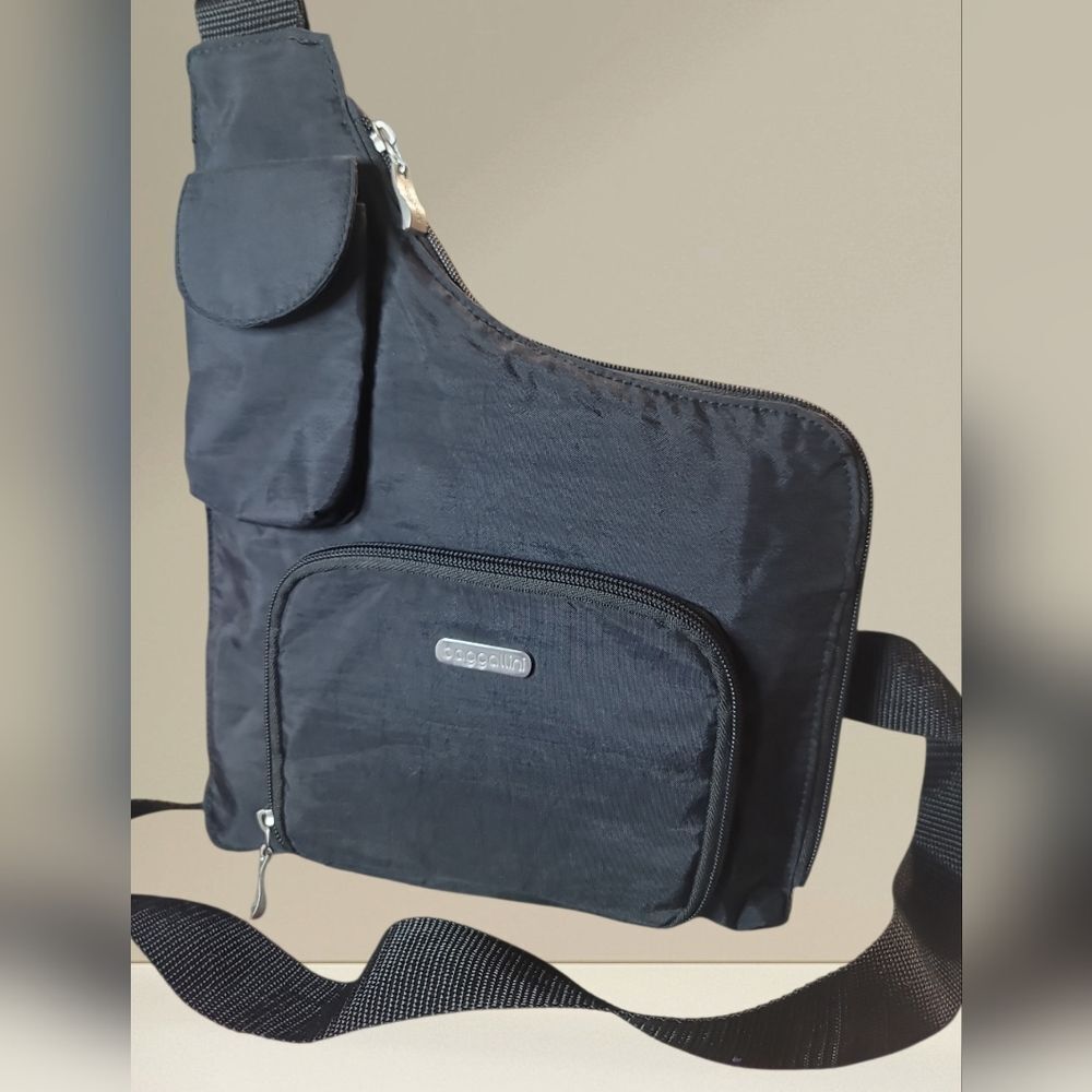 Baggallini Black Nylon Crossbody Sling Bag EXCELLENT CONDITION